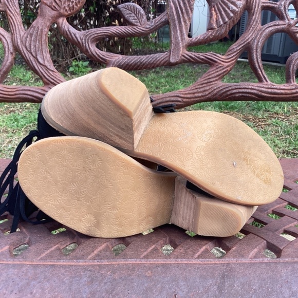 💋Koolaburra Boho Black Suede Leather Block Heel Open Toe Fringed Sandal - Picture 9 of 10